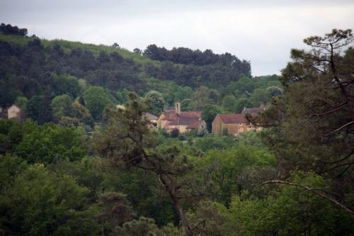 Les communes de Marcillac et de Saint-Quentin ont, dès 1790, été rattachées au canton de Marquay qui dépendait du district de Sarlat jusqu'en 1795, date de suppression des districts. Lorsque ce canton est supprimé par la loi du 8 pluviôse an IX (28 janvier 1801) portant sur la « réduction du nombre de justices de paix », les deux communes sont rattachées au canton de Sarlat (devenu canton de Sarlat-la-Canéda en 1965) dépendant de l'arrondissement de Sarlat (devenu l'arrondissement de Sarlat-la-Canéda en 1965). Les deux communes fusionnent en 1827 sous le nom de Marcillac-Saint-Quentin. Attention cependant, car si les deux communes ont fusionné elles ne se trouvent pas l'une à côté de l'autre. Donc dans le cas d'une randonnée comme celle-ci le démarrage se fait de la commune de Marcillac et non de Saint Quentin car les bourgs sont bien distincts au niveau signalisation et distants de plusieurs kilomètres.