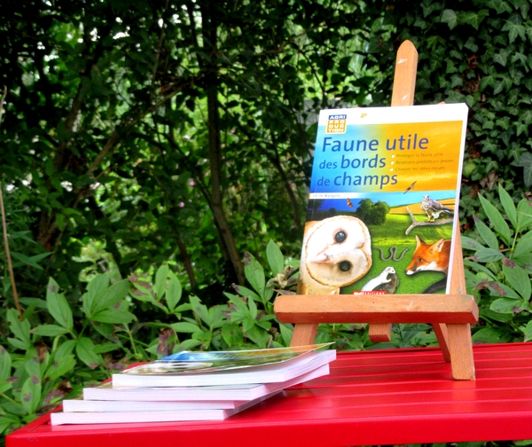 Cécile Waligora a présenté son ouvrage "Faune utile des bords des champs" au cabinet des Z'uns Possible à Chamesson