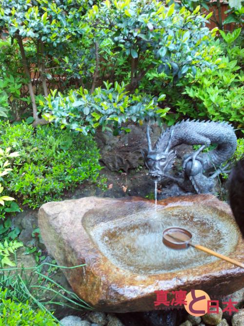 Une jolie fontaine près du temple