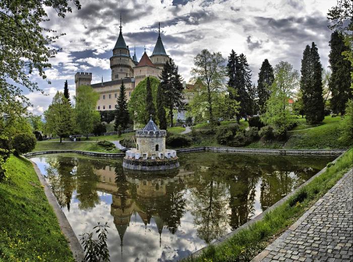 Des Plus Grandes Forteresses Médiévales... Aux Châteaux De Légende...