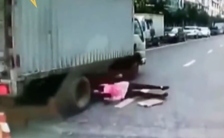 Une femme tombe sous un camion en marche et survit miraculeusement (Chine)