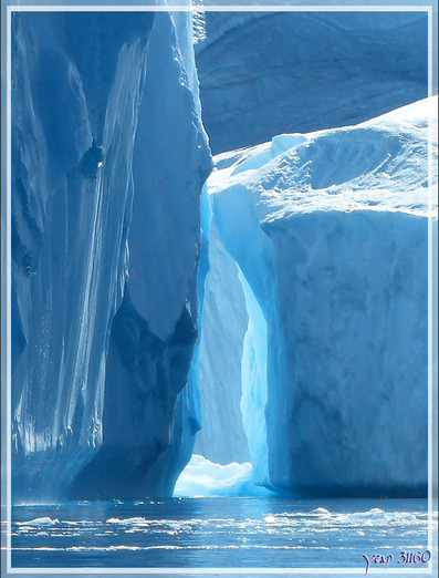 Navigation au milieu de gros icebergs et sous des falaises glacées impressionnantes - Ilulissat - Disko Bay - Groenland