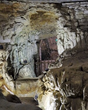 Village troglodytique de Rochemenier ,Cave aux sculptures ,château de Montreuil Bellay 