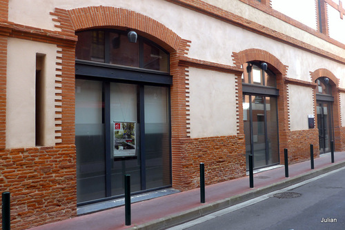 Façade toulousaine et fenêtre avec reflets ...