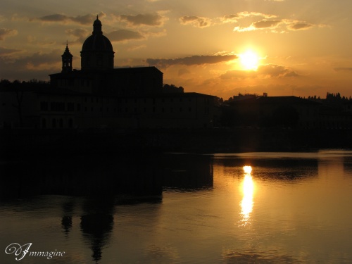 Reflets au soleil couchant sur l'Arno a Florence / Firenze