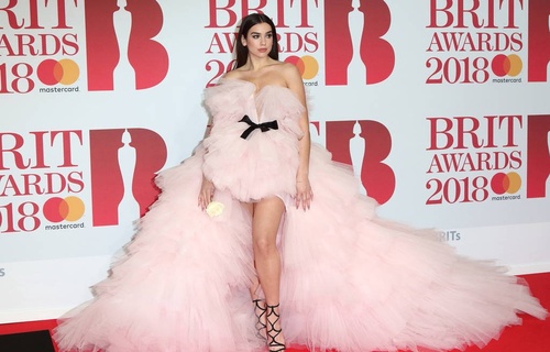 La chanteuse Dua Lipa pourrait enregistrer le générique du prochain James Bond