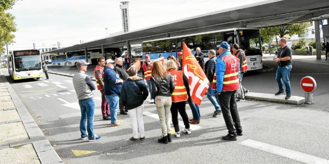 Les grévistes envisagent de maintenir leur rassemblement jusqu’en milieu d’après-midi.