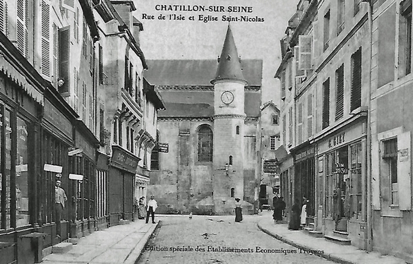 Jean Millot, Président d'Images en Châtillonnais,  a présenté et commenté  plus d'une centaine de cartes postales du Châtillonnais.