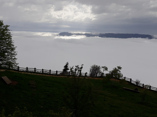 Effet rayons de soleil sur la mer de nuages