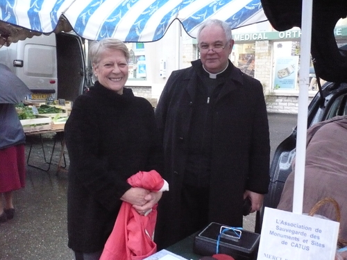 Vente de crêpes et autres gourmandises le Mardi Gras sur le marché de Catus