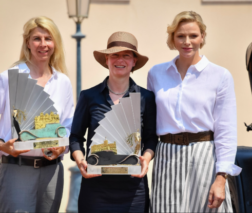 Aujourdhui la princesse Charlene a remis les trophées  aux vainqueurs de l'évènement élégance automobiles