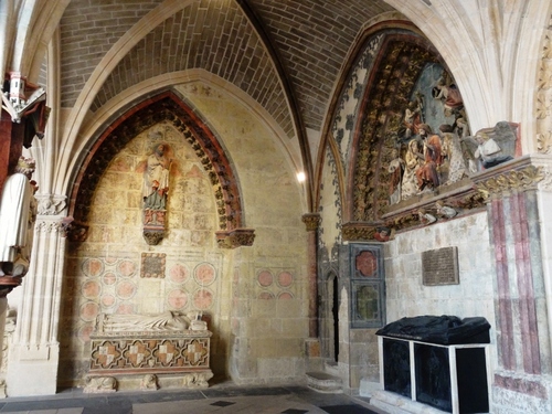Le trésor et le cloître de la cathédrale de Burgos en Espagne (photos)