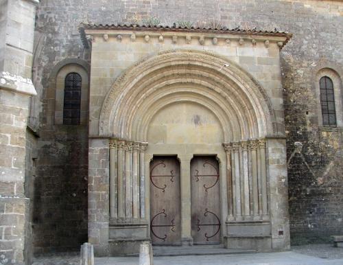 Carcassonne (Aude) : ville basse et basilique de la cité médiévale