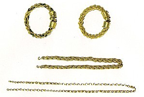 Colliers en or et paire de braceletqs rigides (Trésor de P