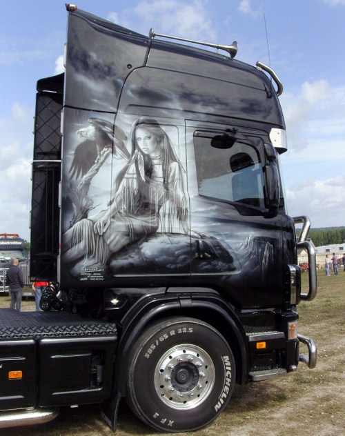 Exposition de camions à la fête de la locomotion de Francueil