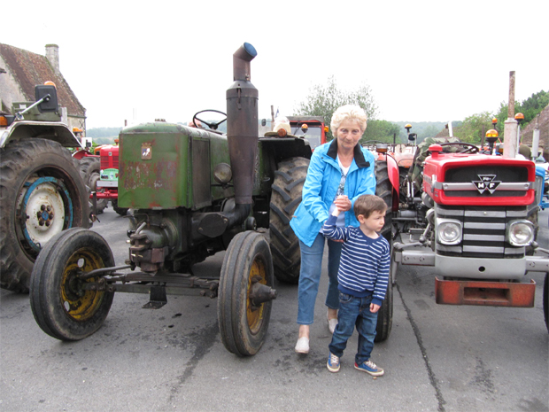 Défilé de tracteurs anciens dans le bourg 