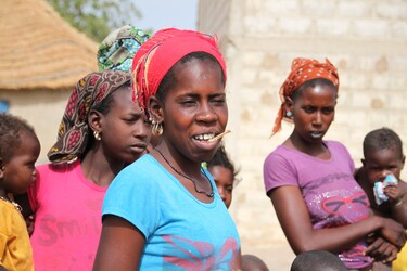 cette jeune femme mache un bout de bois en guise de brosse à dents