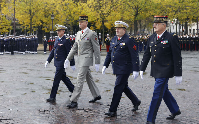 Le général Pierre Schill, chef d'État major de l'armée de Terre (2e en partant de la gauche), ici le 11 novembre 2023 lors de la cérémonie à l'Arc de triomphe. LP/Olivier Corsan