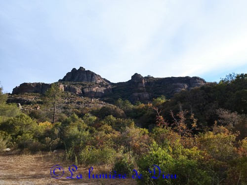 Roquebrune-sur-Argens, le rocher de Roquebrune (Les trois croix, grotte de l'ermite, le saint trou)