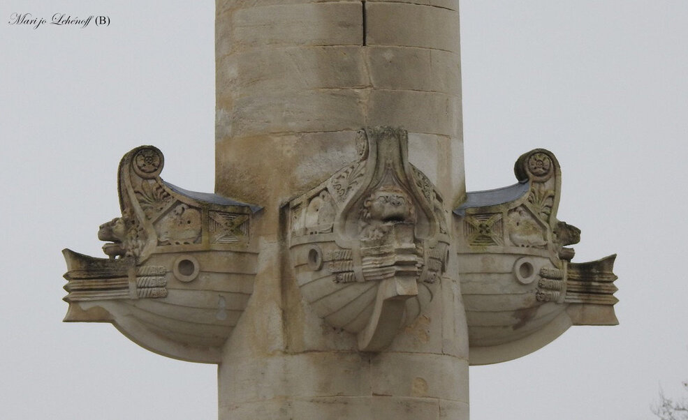 Colonnes rostrales à Bordeaux