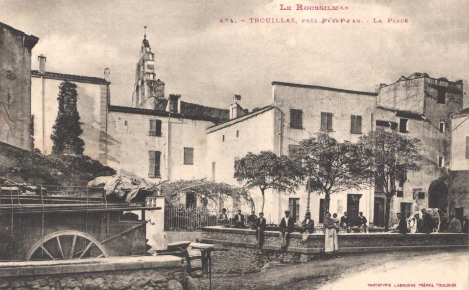 Peut être une image de 5 personnes, rue et texte