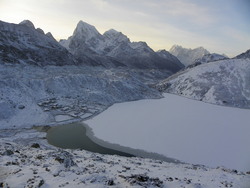 Le lac Dudh Pokhari (4750m), le village de Gokyo (4790m) et le glacier Ngozumba vus depuis les flancs du Gokyo Ri