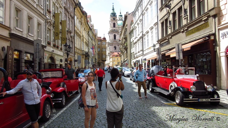 Prague : Tramways, calèches et vieilles voitures.