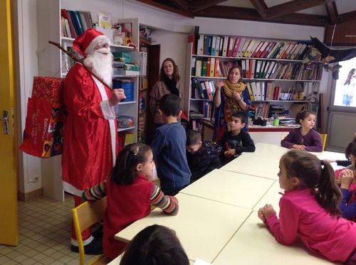 Le père Noël en visite à l'école du Château