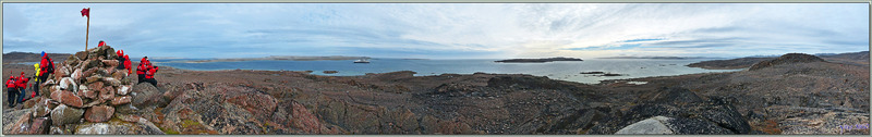 Panorama sur l'univers minéral de Depot Bay avec Long Island au centre et tout en bas les deux bâtiments de Fort Ross - Somerset Island - Nunavut - Canada