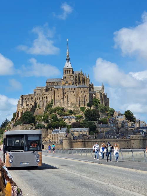 Mont Saint Michel: Junge Menschen tragen Masken, obwohl es außerhalb der Mauern keine Pflicht ist.