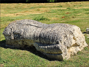 Photo du géant de pierre de l'Abbaye de Maillezais