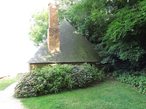 Un château au bord de l'eau