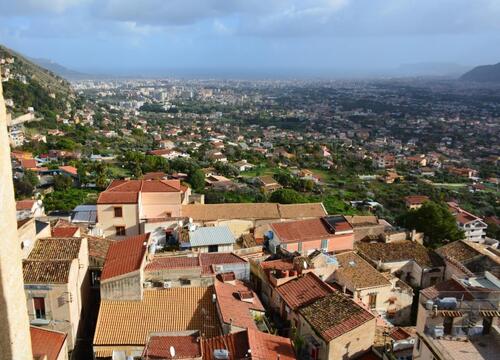 Vue de la terrasse de la cathédrale S. Maria Nuova à Monréale 