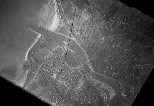 Boulogne-sur-Mer - Centre-ville en 1929, avec la Liane et le bassin Napoléon (remonterletemps.ign.fr)