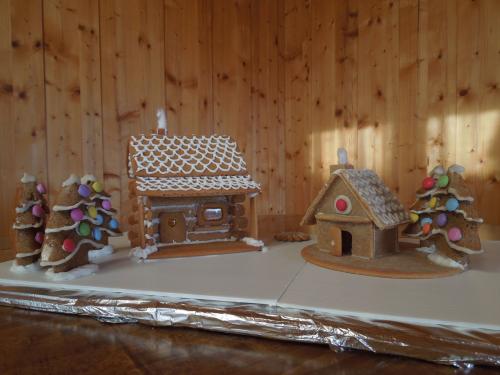 Chalet en pain d'épices et sa petite maison sancel : blog ... Chalet idées Christmas