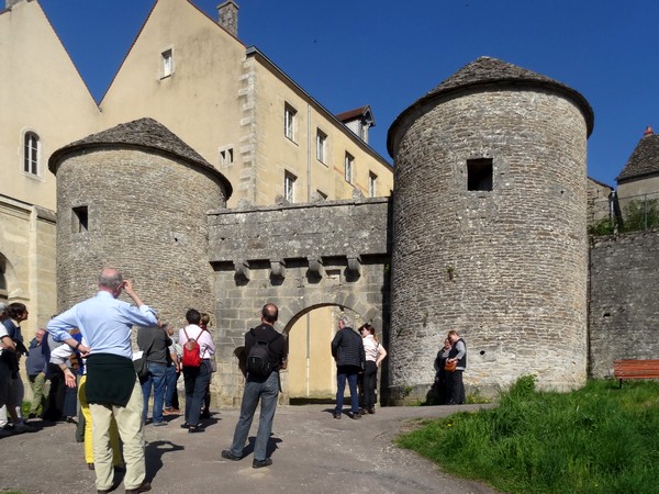 Visite de Flavigny sur Ozerain, avec les adhérents de Villages Anciens-Villages d'Avenir....