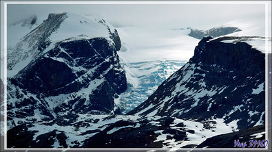Naviguant vers notre prochaine étape, l'Estancia Cristina, je m'intéresse désormais aux montagnes - Lago Argentino - Patagonie - Argentine