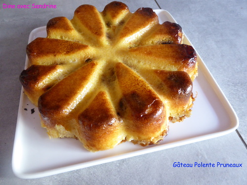 Un Gâteau à la Polente et aux Pruneaux