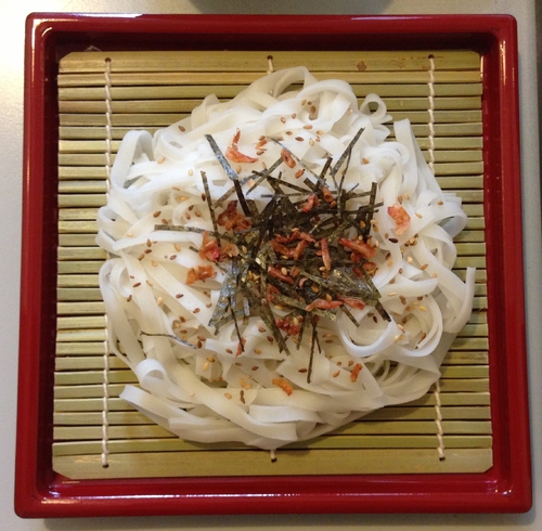 ZARŪ-UDON (ざるうどん) avec navet, oignons spring, Onsen Tamago dans son bouillon et Kabocha no Nimono