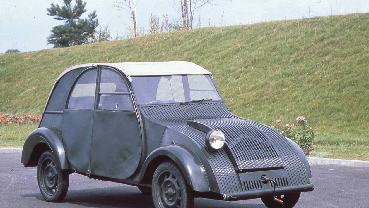 Citroën 2 CV : elle fête ses 70 ans mais aurait dû être plus âgée ! -  Challenges