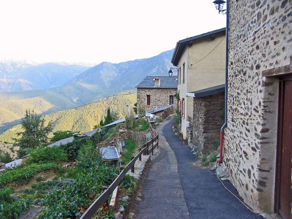 Des merveilles au pays d'Alysse - Le Tour du Coronat - 6eme jour   Llugols (730 m) - Jujols (940 m) 18 kms.