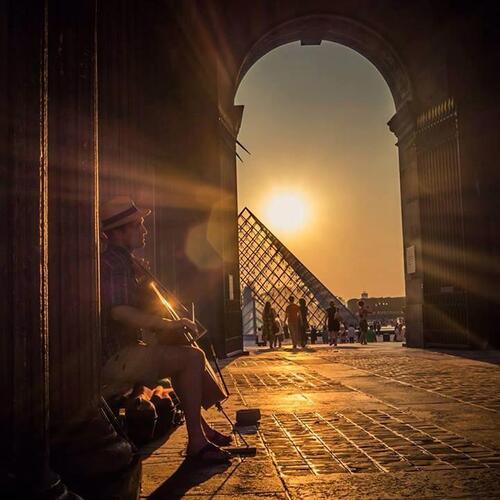 fin de journée au Louvre, par Aref Jdey