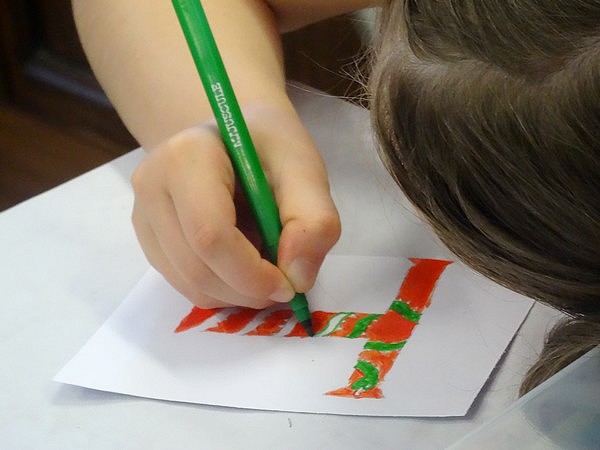 Une initiation à la calligraphie pour les enfants à la médiathèque de Laignes