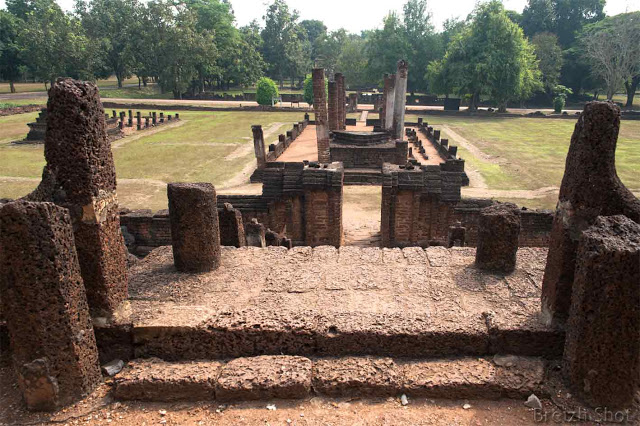 Wat Chang Lom, Le chedi aux éléphants - Les vestiges du viharn principal et secondaire