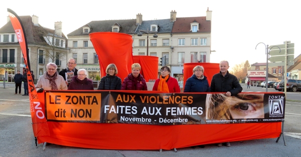 La fontaine de la place de la Résistance de Châtillon sur Seine s'est habillée  en orange, pour la cause des femmes,  grâce au Zonta Club et à la Municipalité. 