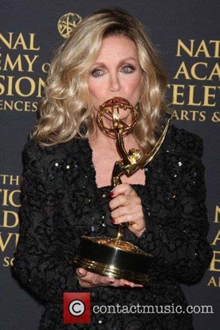 Donna Mills gagne un Daytime Emmy Awards .