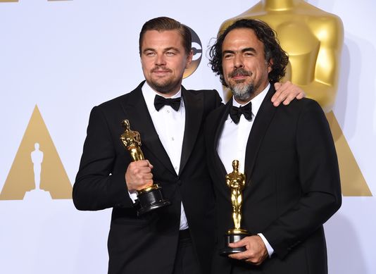 Leonardo DiCaprio et Alejandro Gonzalez Iñárritu avec leurs Oscars lors de la 88e cérémonie à Los Angeles, le 28 février 2016.