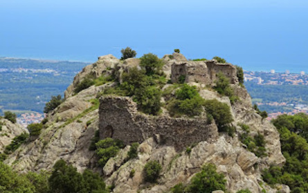 Les Pyrénées-Orientales à pied - Le Château d&#39;Ultrera par le Roc de les  Medes - Mochilero Solo