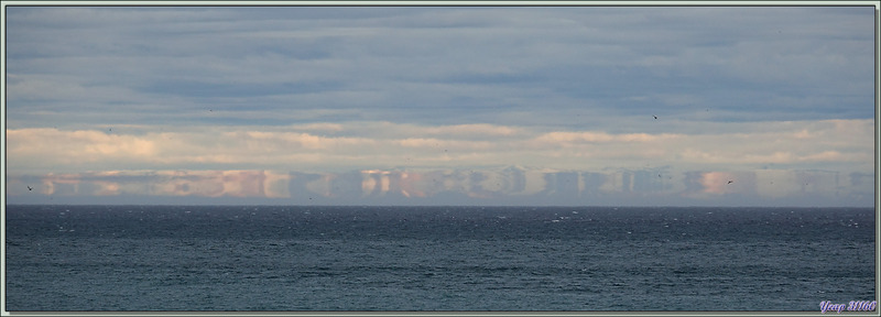 Effet mirage sur l'île Baffin (130 km de distance) vu de Dundas Harbour - Nunavut - Canada