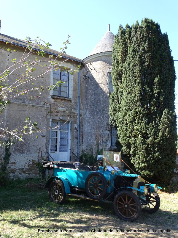 Vue, exposition d'une voiture de Dion-Bouton 1910 